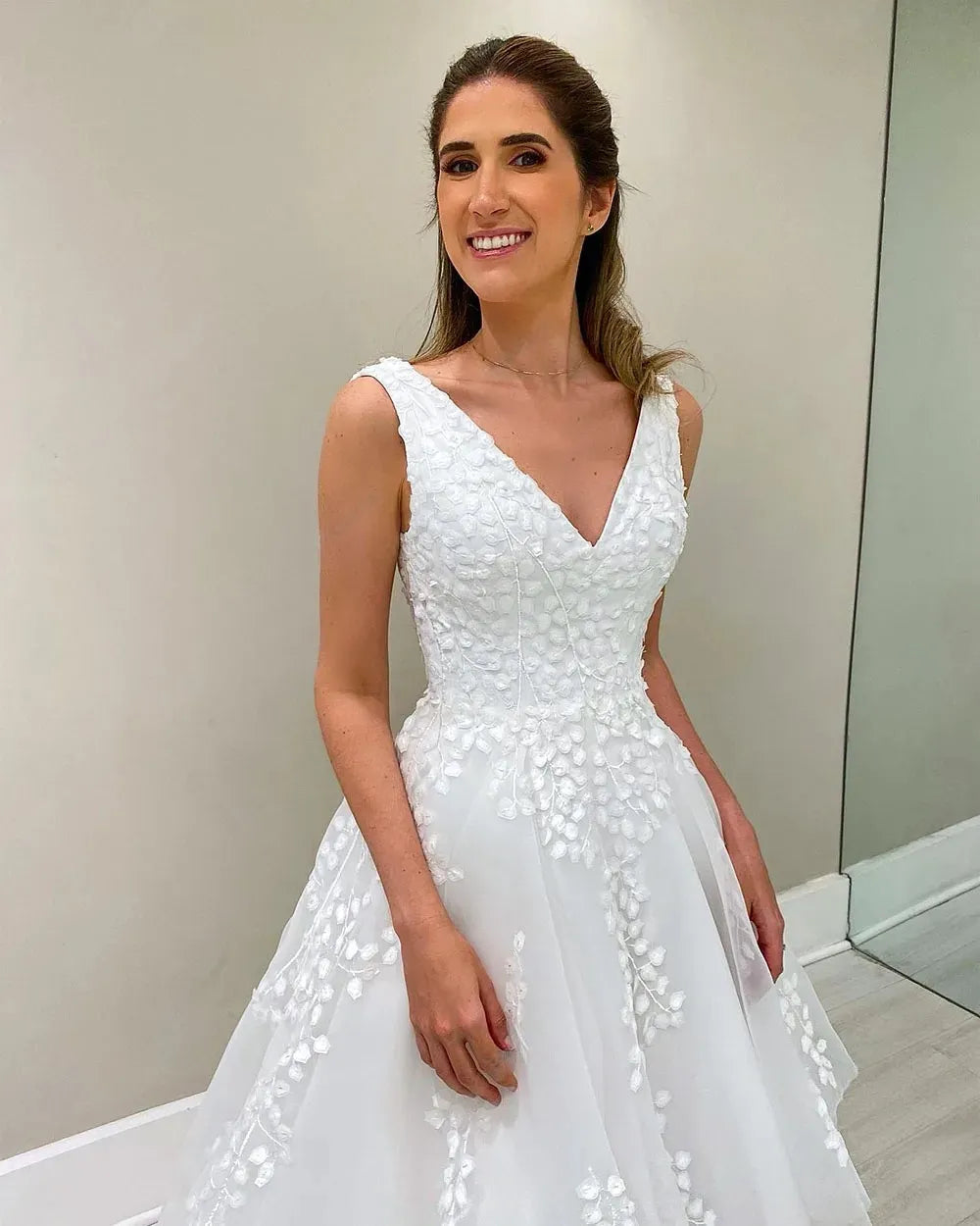 A Line Bridals Dresses for Wedding Party V Neck Appliques Tiered Tulle Women's Wedding Dresses Elegant Bride Gowns