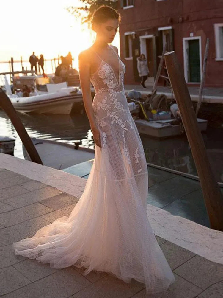 A-line V-neck Tulle Wedding Dresses Bohemian Lace Appliques Bridal Gown Sleeveless Beach Wedding Gown Princess Party Dress