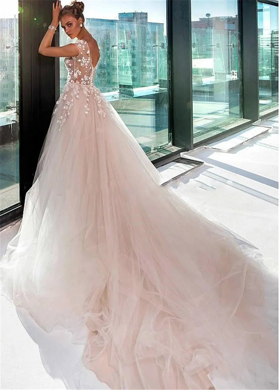 Beautiful Sheer Lace Appliques Wedding Dresses Soft Tulle Bridal Gowns Illusion V-Shape Back Wedding Dress Champagne