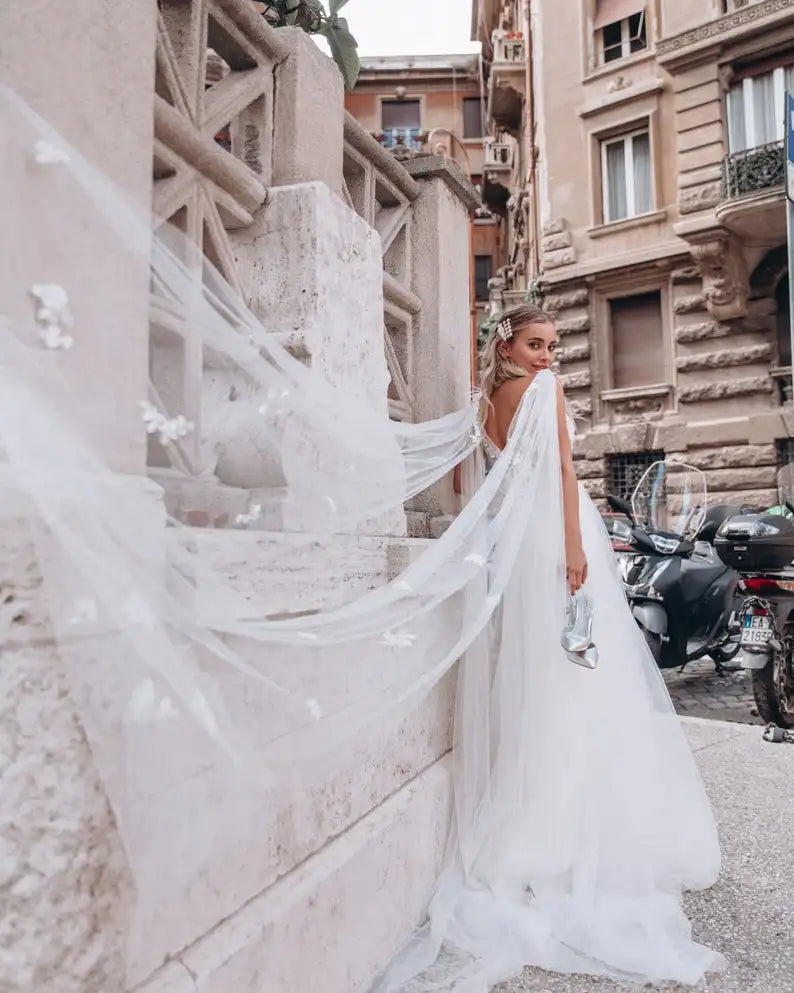 Charming Boho Wedding Dresses V-neck Lace Appliques Tulle Princess Wedding Bride Gown Beach with Shoulder Strap
