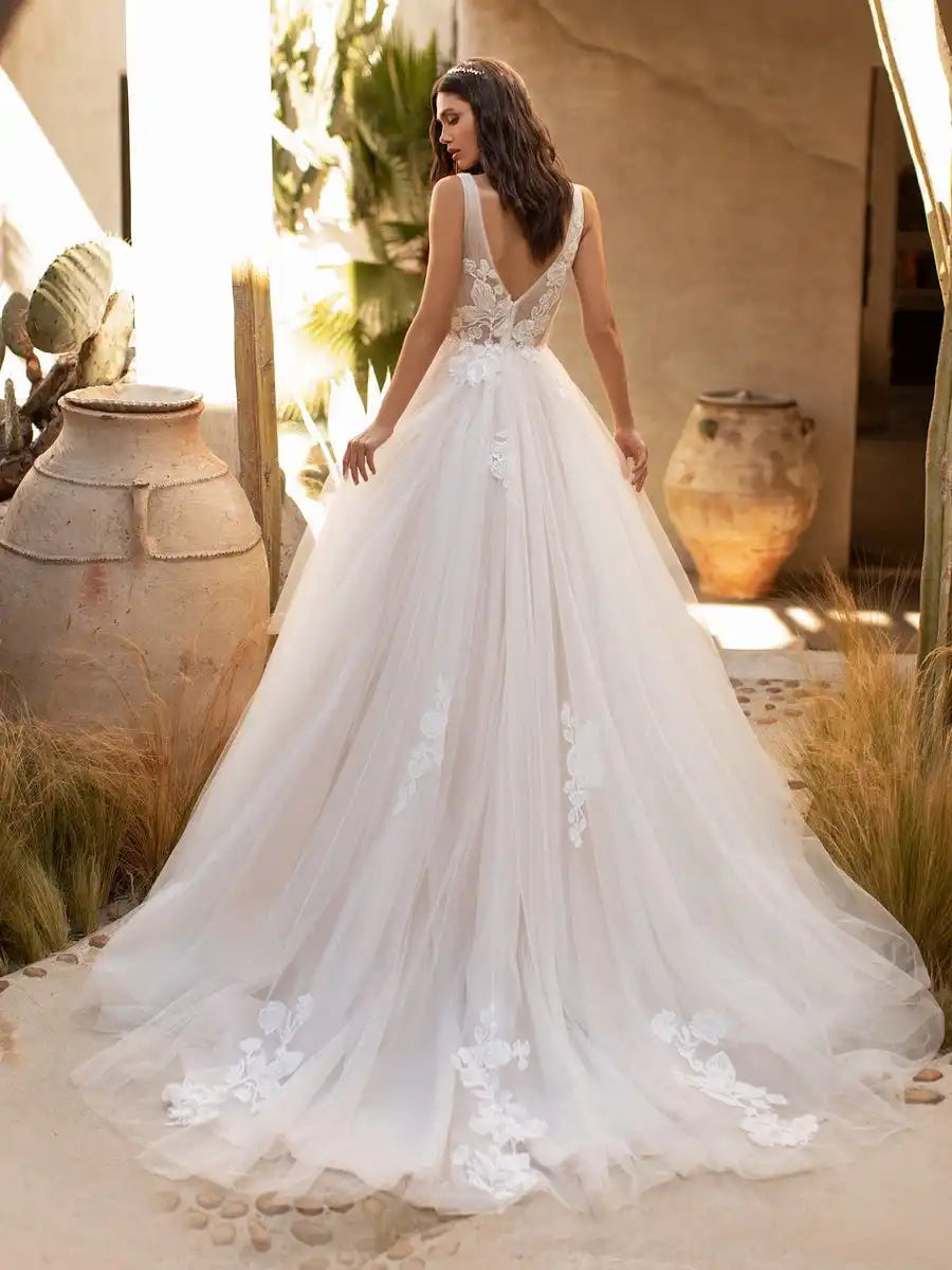 Soft Tulle Wedding Dresses with A Train Sleeveless Open Back Beach Lace Bridal Gown Plus Size Boho Dresses