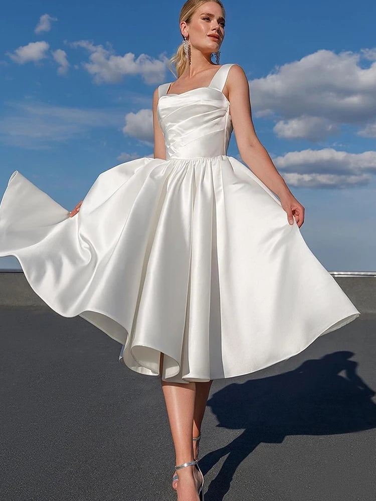 שמלת כלה קצרה ספגטי סאטן פשוט רצועת א-קו שמלות כלה אורך ברך לבן חלוק דה מאריי חוף מדהים ללא שרוולים