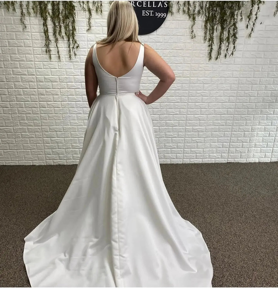 A-Line Wedding Dress Square Colloar Sleeveless Sweep Train Floor length Open Low Back Robe De Mariee With Pocket Fashion Beach Champagne