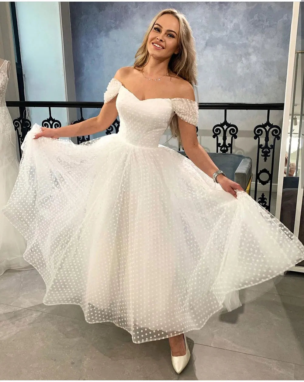 فستان زفاف قصير بسيط من الكتف Dot Tulle Bridal Gown Length مخصص من Vestidos De Novia