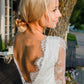 Pakaian perkahwinan pendek terbaru dengan ilusi lengan panjang renda penuh v leher backless summer beach gaun pengantin