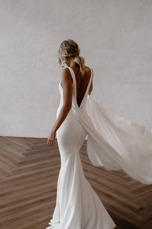 Deep v Neck Crepe Detachable Train Mermaid Wedding Dress Plain Tanpa Lengan Buka Kembali Gaun Pengantin Sederhana Elegan