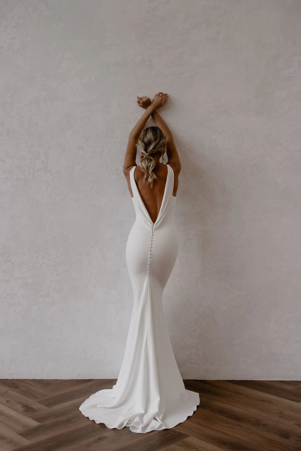 Robe de mariée sirène en crêpe, col en V profond, traîne détachable, unie, sans manches, dos ouvert, robes de mariée simples et élégantes 