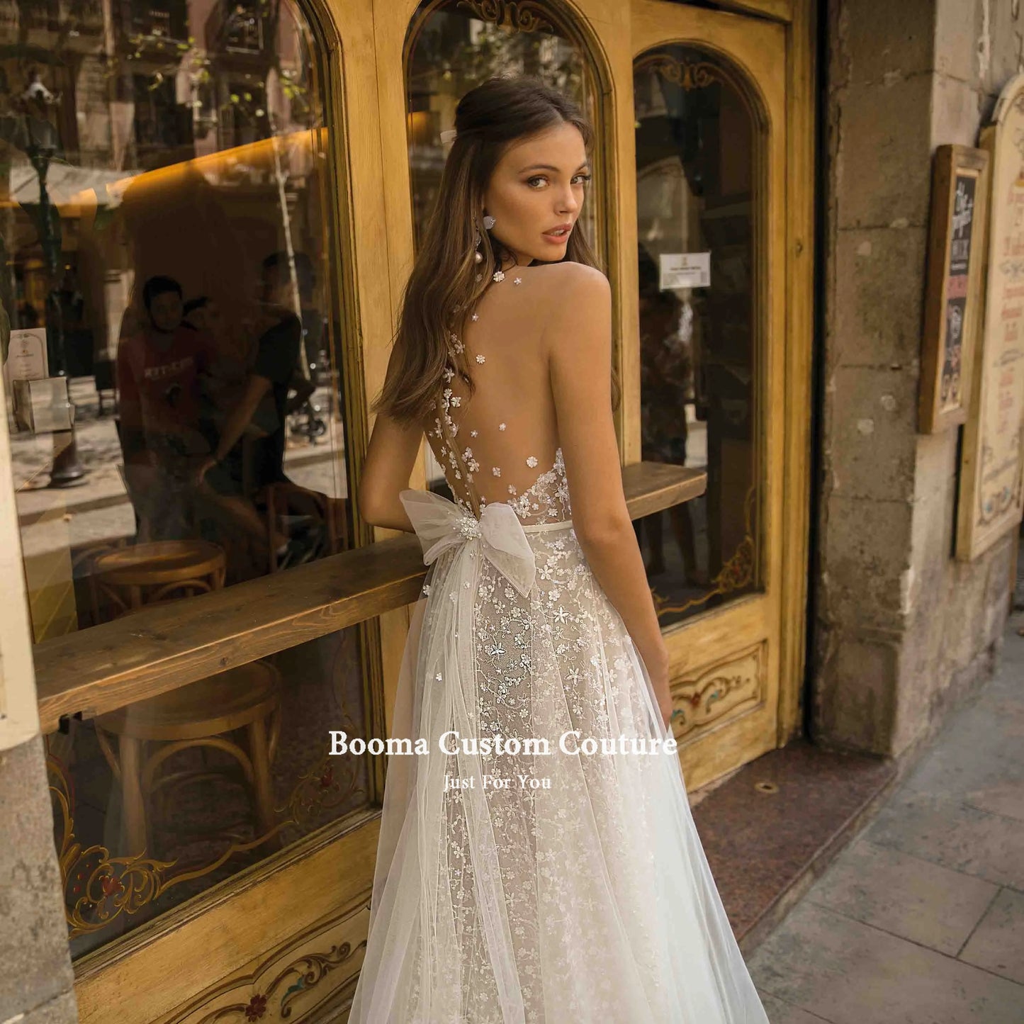 Delicate Lace Beach Wedding Dresses Plunging Neckline Illusion Boho Bride Dresses Bow Back A-Line Tulle Wedding Gowns