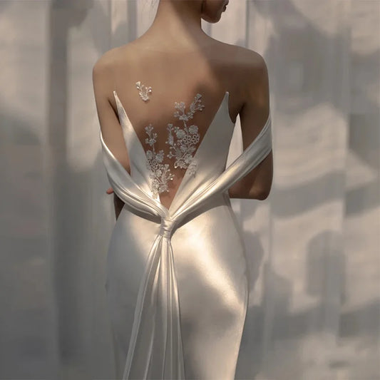 Rückenless leichte Brautkleider Klassisches Satin -Meerjungfrau -Hochzeitskleid mit Zug eleganter Strand Hochzeitskleid