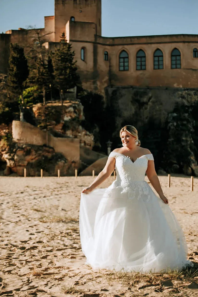 Beach Wedding Dresses Plus Size Off Shoulder V-Neck Lace Up Back Bride Gowns Lace Applique A-Line vestidos de novia 28w