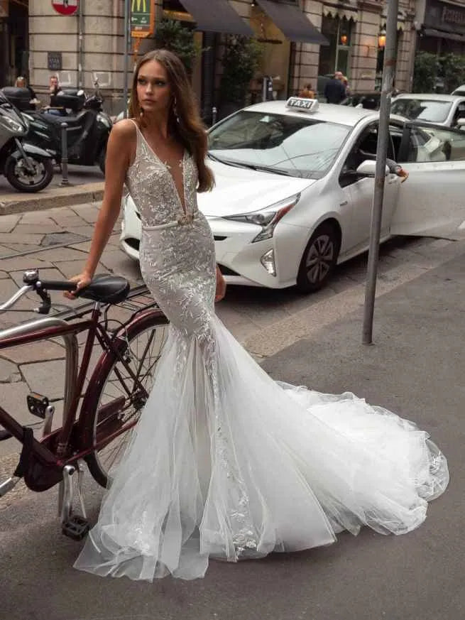 Modern V-Neck Mermaid Wedding Dresses Sleeveless Lace Appliques Trumpet Bridal Gowns Backless Tulle Bride Dresses WHITE