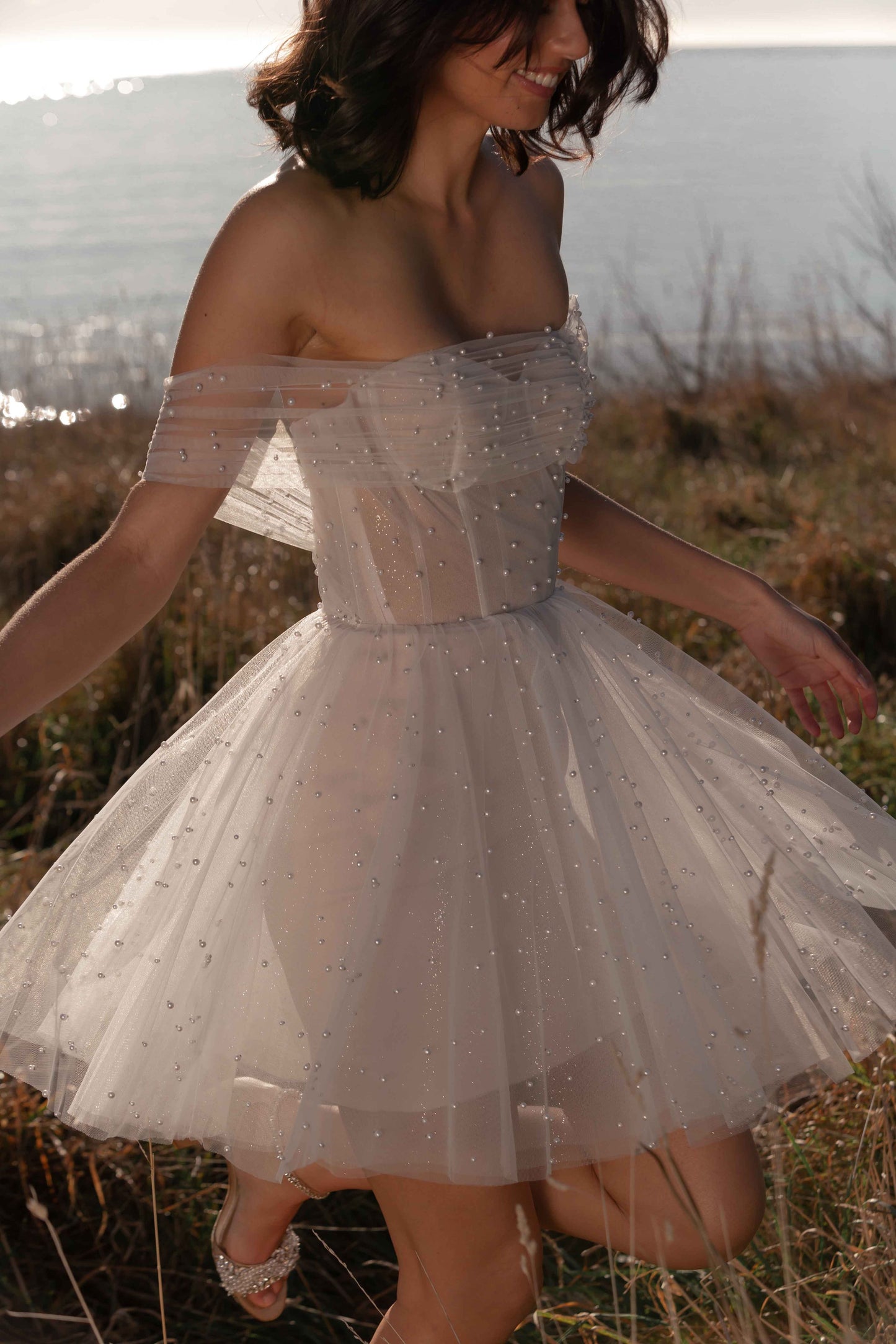 Perles Tulle hors de l'épaule robes de mariée courtes col bateau au-dessus du genou Mini robe de mariée sur mesure