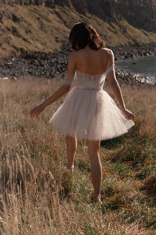 Perles Tulle hors de l'épaule robes de mariée courtes col bateau au-dessus du genou Mini robe de mariée sur mesure