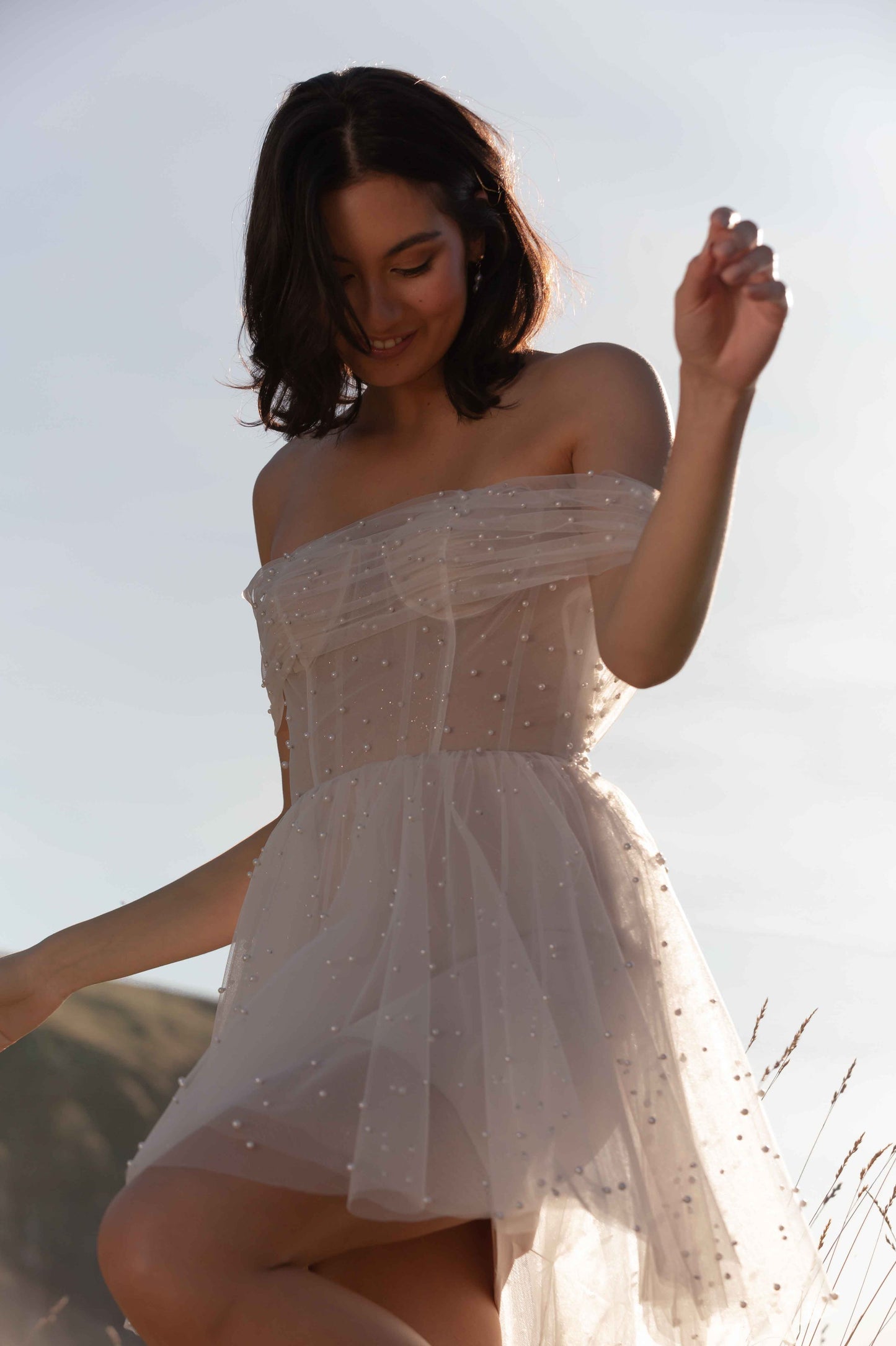 Perles Tulle hors de l'épaule robes de mariée courtes col bateau au-dessus du genou Mini robe de mariée sur mesure