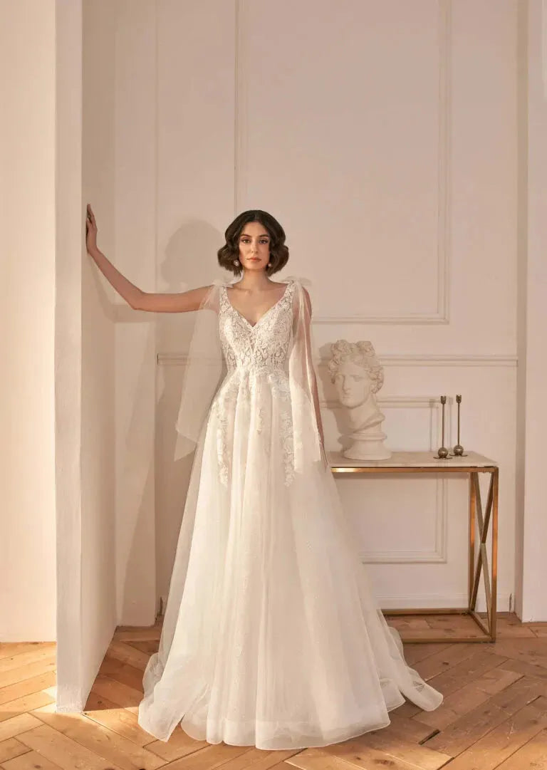 Sexy Backless V Neck Appliques Wedding Dresses Luxury Spaghetti Straps Ribbons Sweep Train A Line Bridal Gown Satin