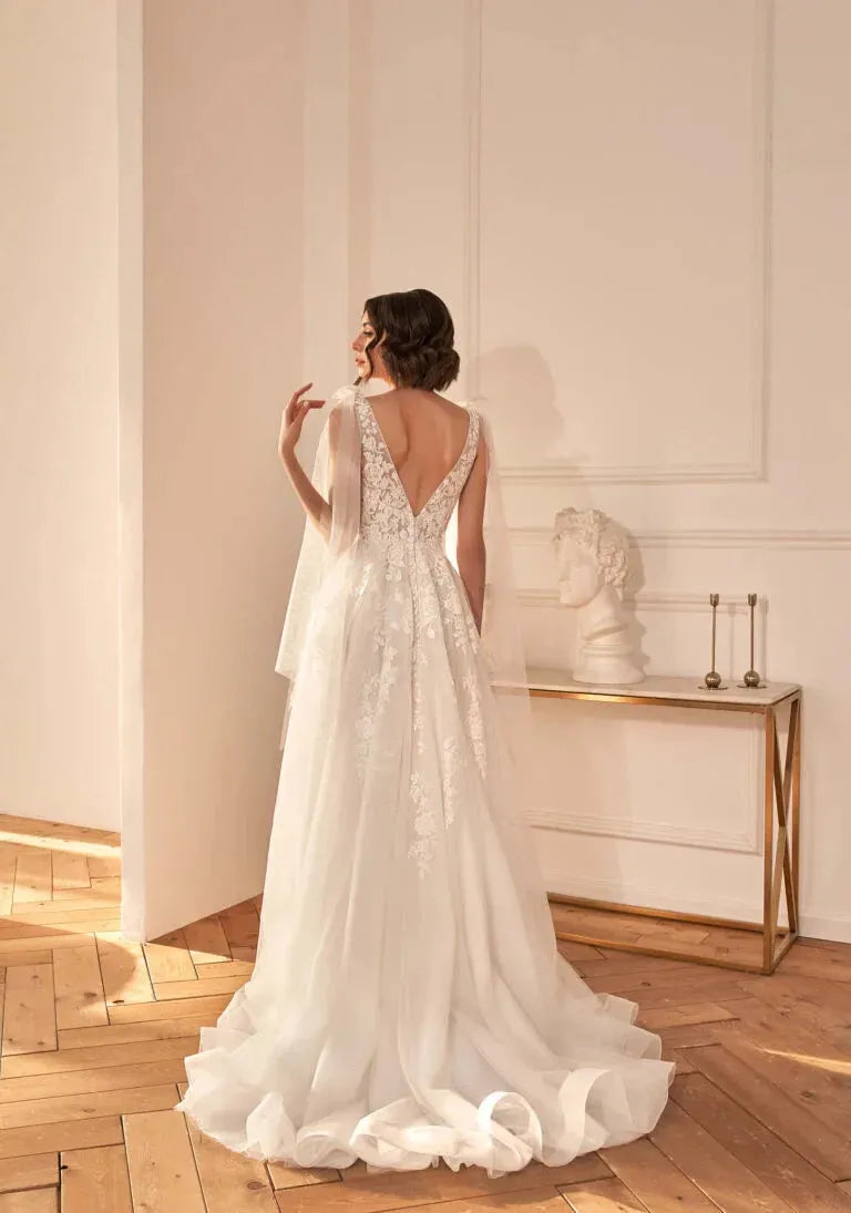 Sexy Backless V Neck Appliques Wedding Dresses Luxury Spaghetti Straps Ribbons Sweep Train A Line Bridal Gown Satin