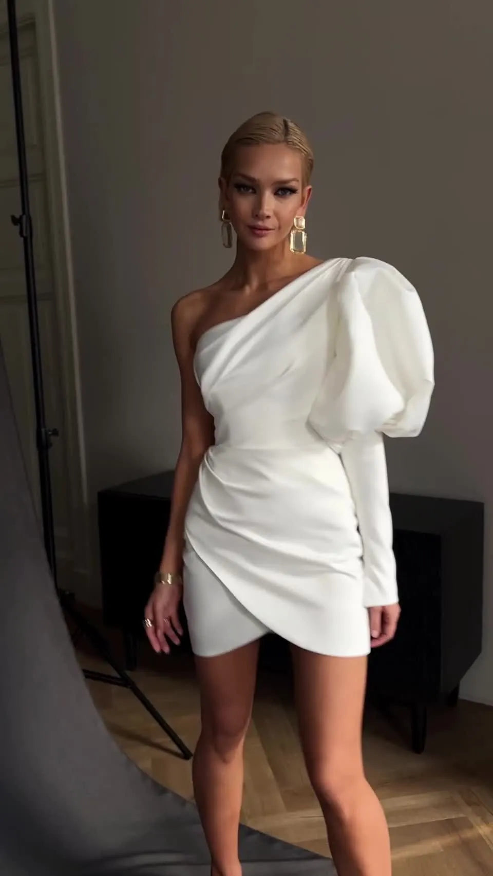 Form Fitting Short Wedding Dress with One-Shoulder Sleeve and Zipper Back Court Train Sleeves Bridal Gowns Vestido De Novia Princess Mermaid Satin