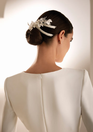 PARFAIT Simple Robes De Mariée En Satin Vintage Manches Longues Plissé Col En V Fente Latérale Fermeture Éclair Jusqu'à Balayage Train Robes De Mariée Sur Mesure