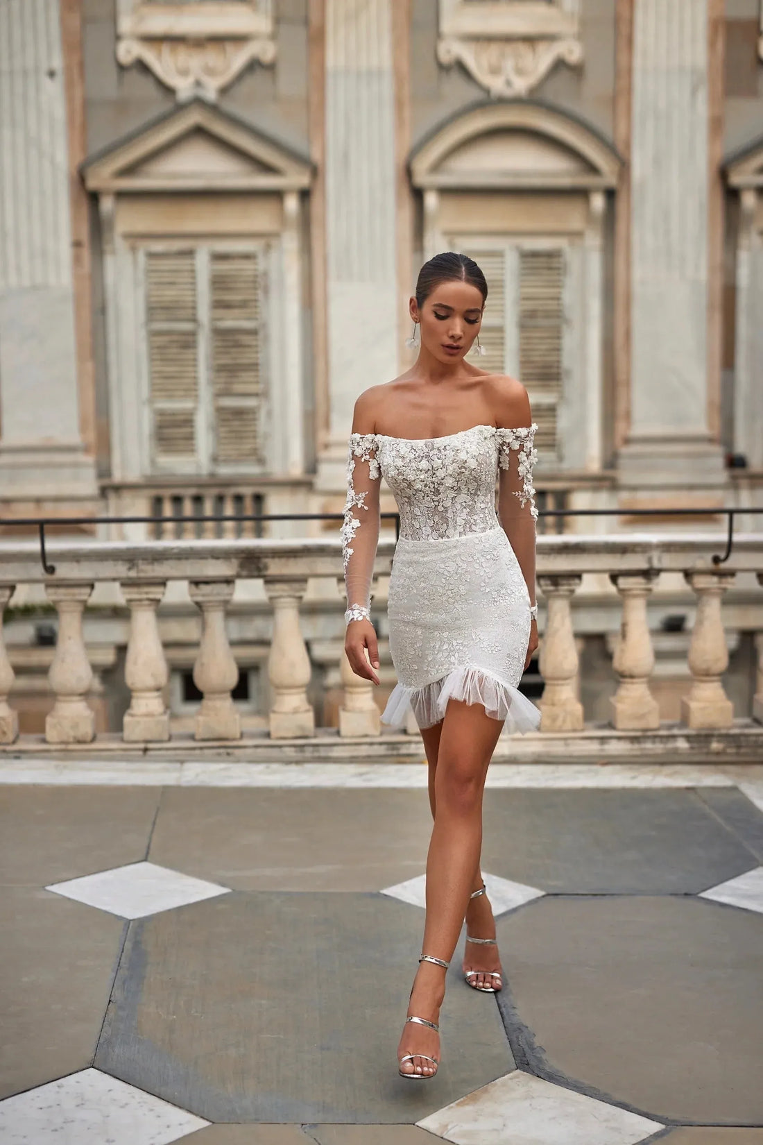 Short Wedding Dress with Delicate Lace and Decorated with Floral Appliques Vestido De Novia Mermaid Court Train Princess Bridal Gowns Satin