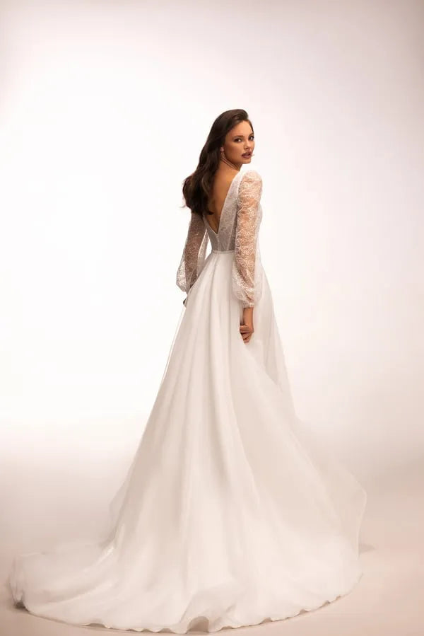 Mini Wedding Dress for Petite Brides Who Want a Timeless Look