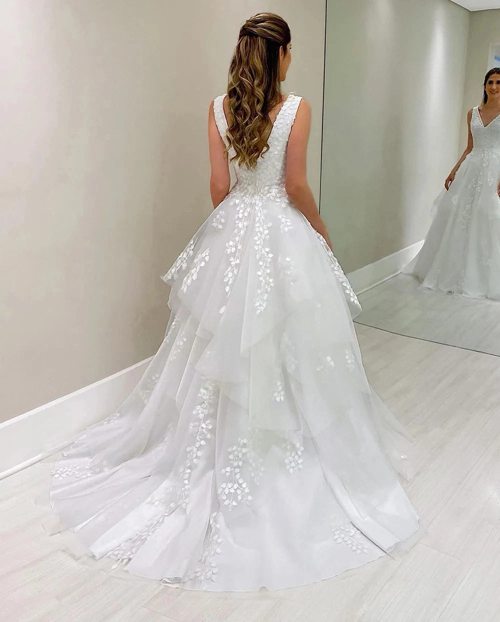 A Line Bridals Dresses for Wedding Party V Neck Appliques Tiered Tulle Women's Wedding Dresses Elegant  Bride Gowns