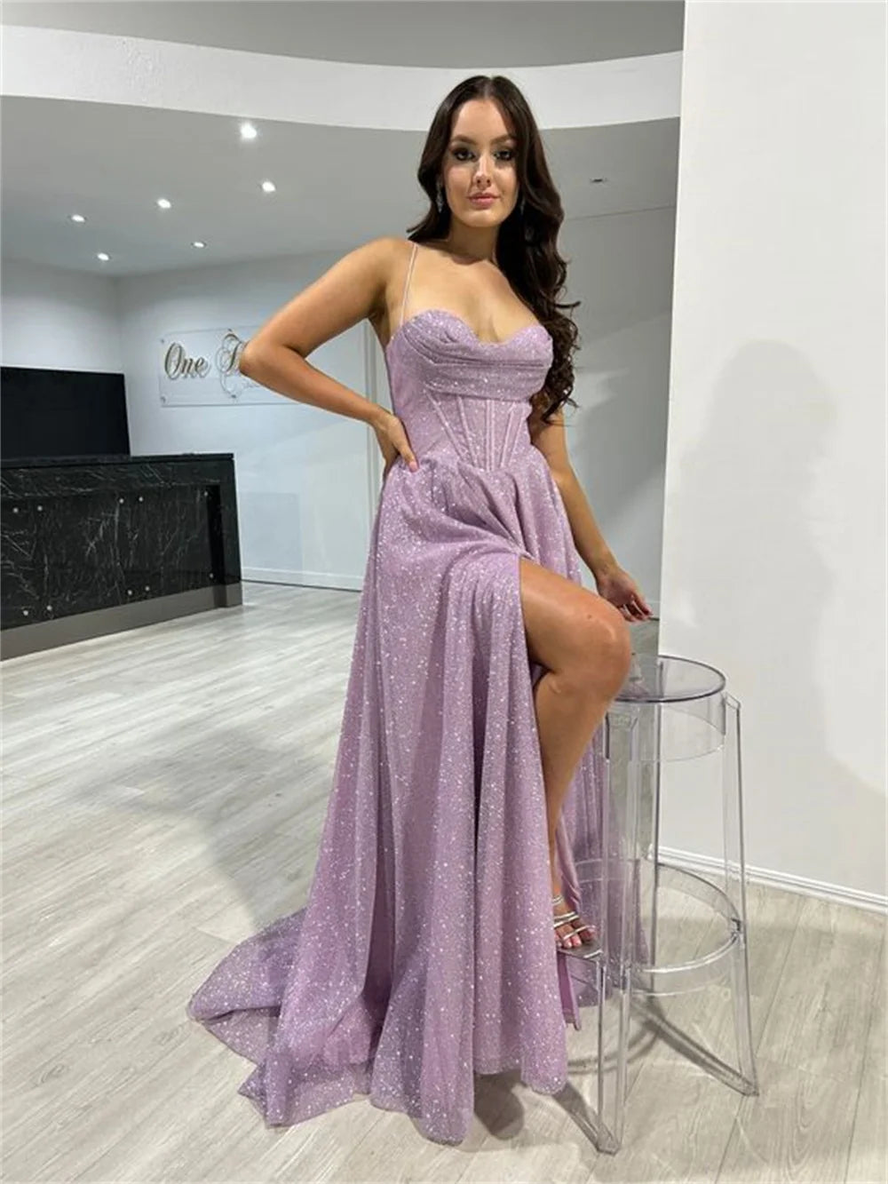 Vestido de fiesta de corte A con lentejuelas brillantes, elegante vestido de noche con tirantes finos y abertura lateral sexy