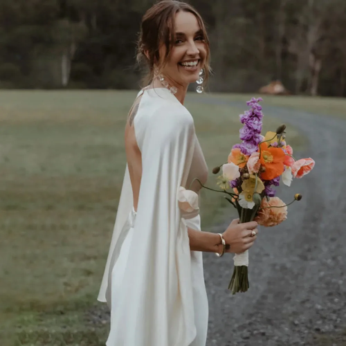 Ramanda-vestido De novia sencillo De satén con mangas largas acampanadas, precioso vestido De novia con cola De barrido y espalda descubierta con cuello en V