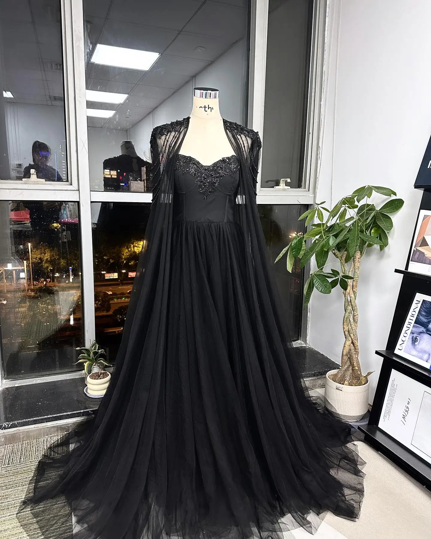 Black Beaded Glitter A-line Wedding Dress Elegant Detachable Shawl Custom Dresses Sexy Heart Shaped Neck vestido feminino