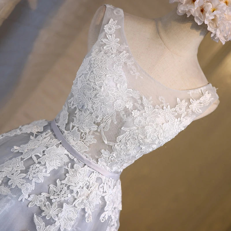 Elegancka koronka z tiulową sukienką na bal