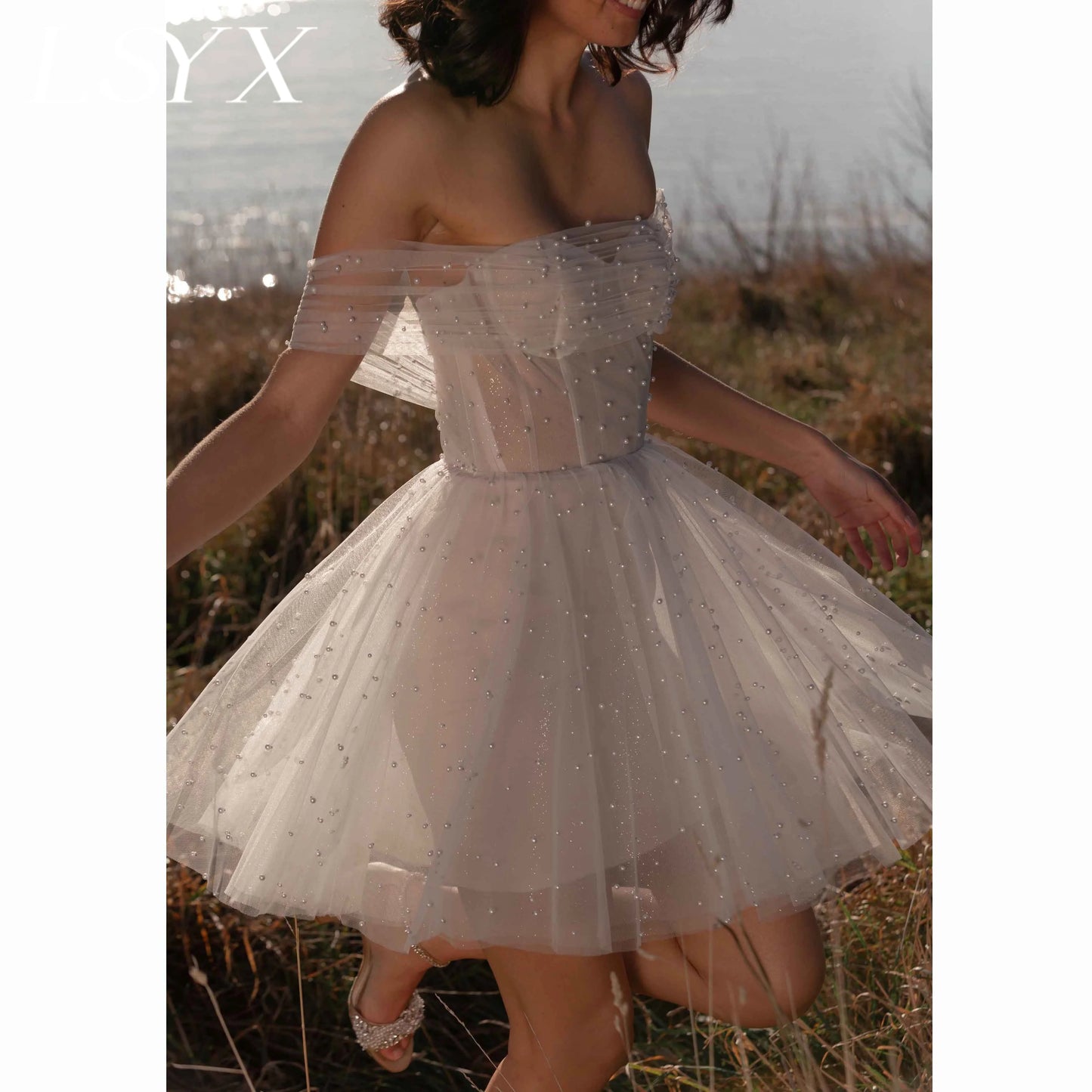 Perły Tiulle z ramion krótkie sukienki ślubne szyja nad kolanem mini suknia ślubna