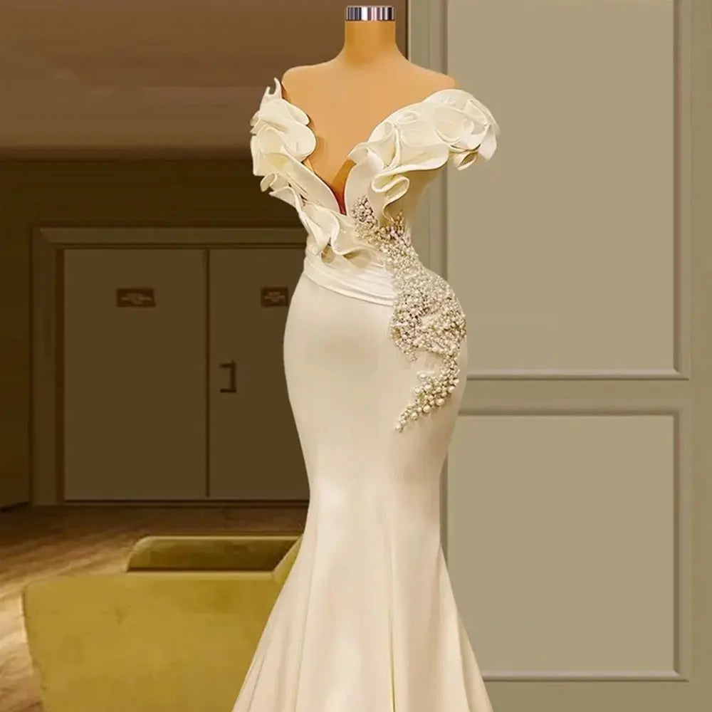 Satinblume Deep V-Ausschnitt Abendkleider weibliche elegante milchige weiße ärmellose Hochzeitsfeier Kleider Meerjungfrau Perlenbraut Kleid