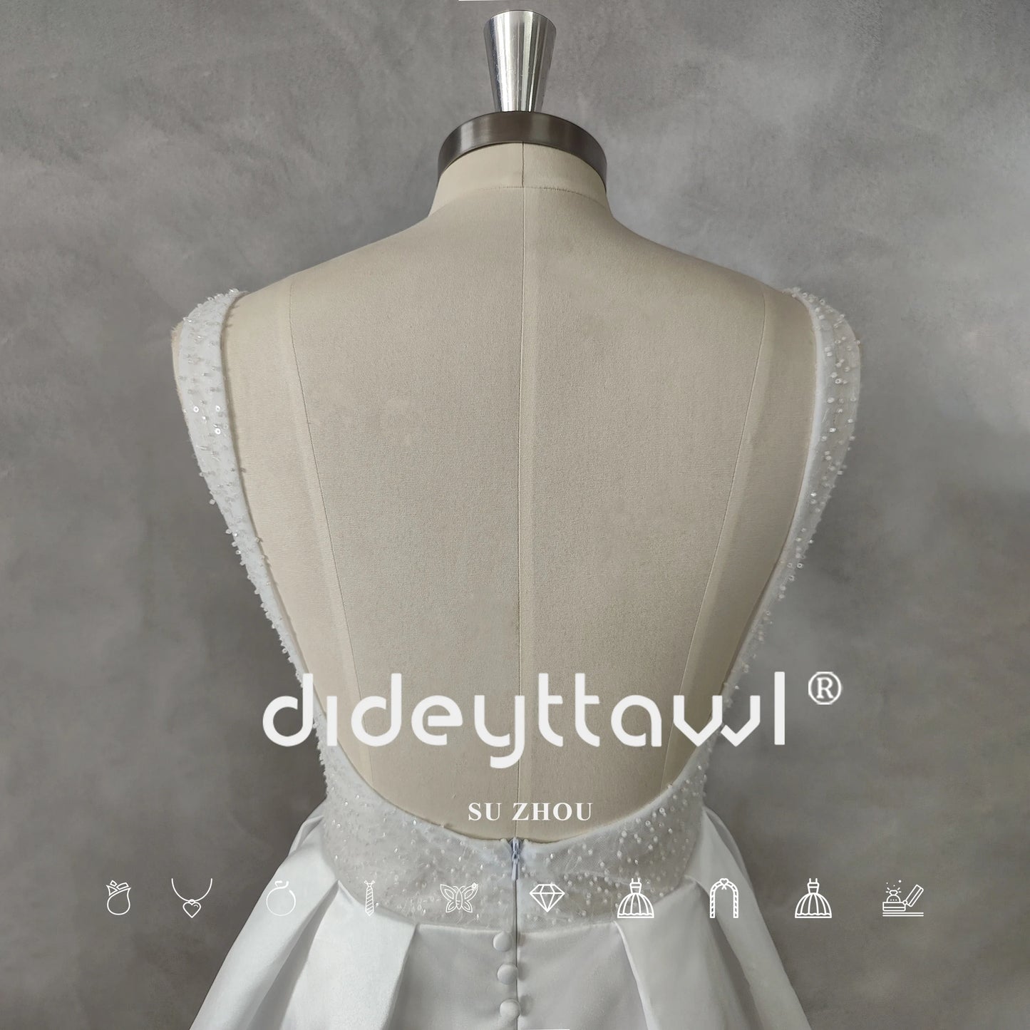 Ärmelloses V-Ausschnitt Mini Crepe A-Line-Hochzeitskleid für Frauen Rückenless kurz oberhalb des Kniebrautkleides Mitte gemacht