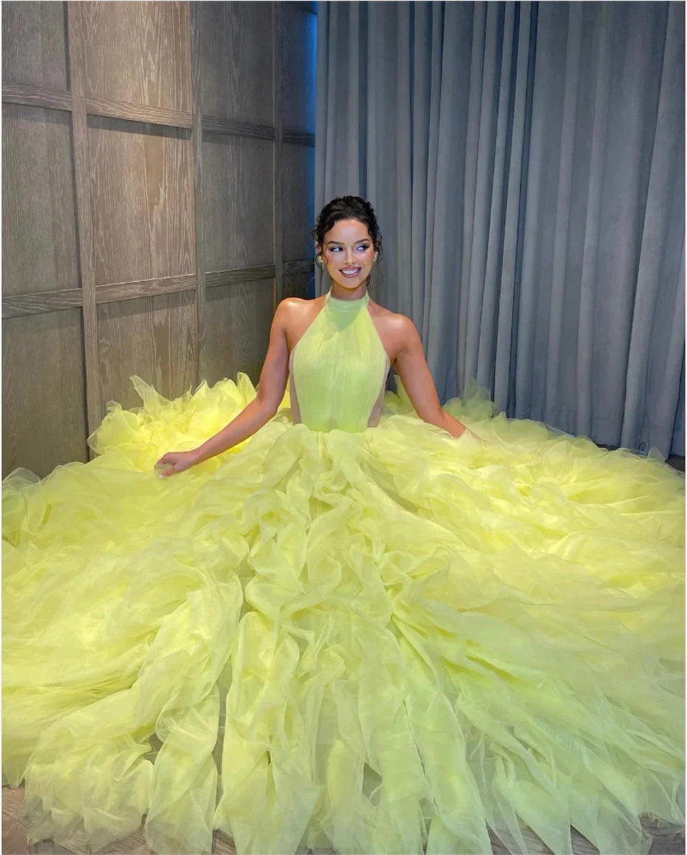 Vestidos de graduación de color amarillo claro, vestido de baile de tul con cuello Halter, vestidos elegantes sin mangas hasta el suelo, moda de verano