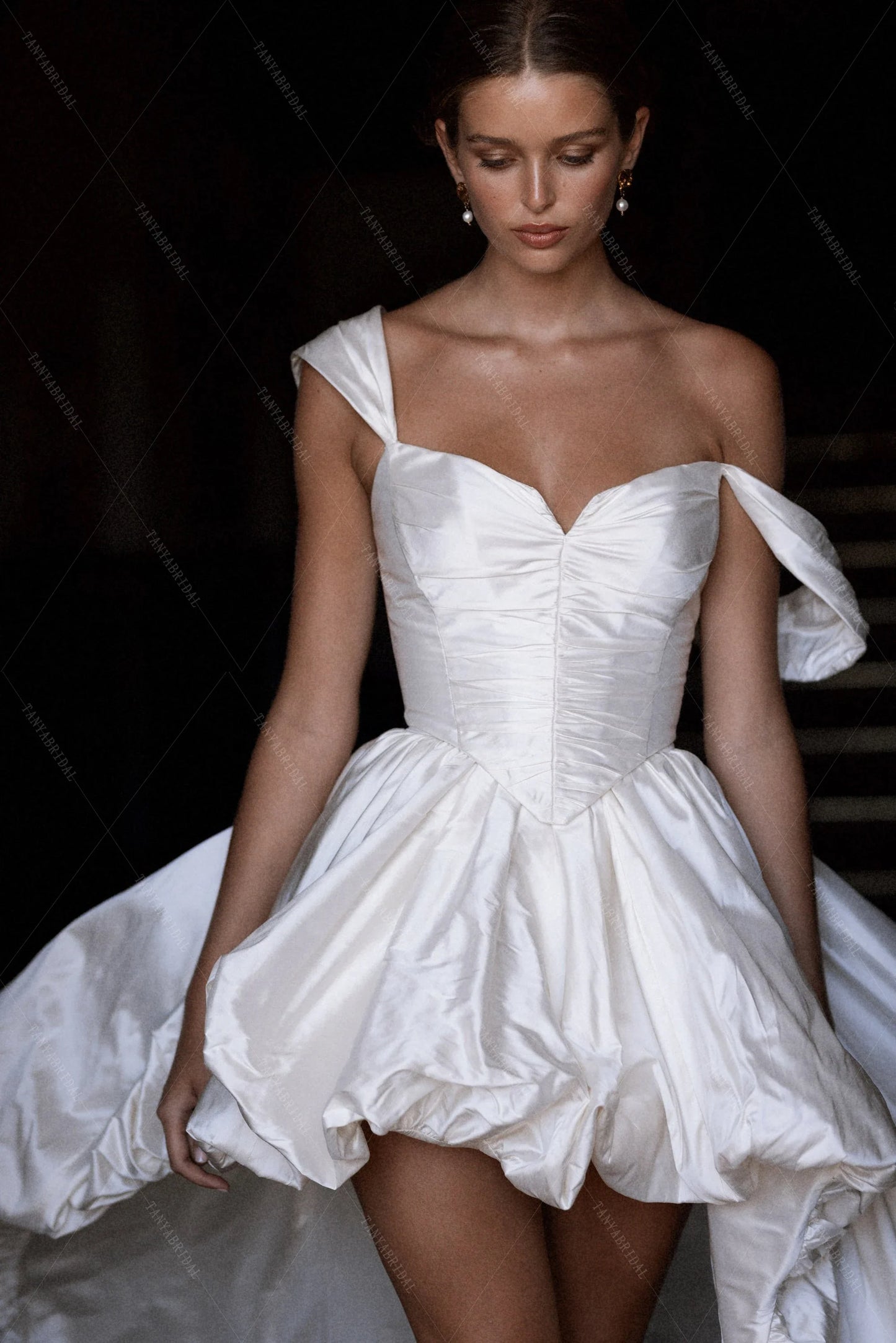 Wedding Dresse una linea dalla spalla corta davanti lungo la schiena, abiti da sposa boho
