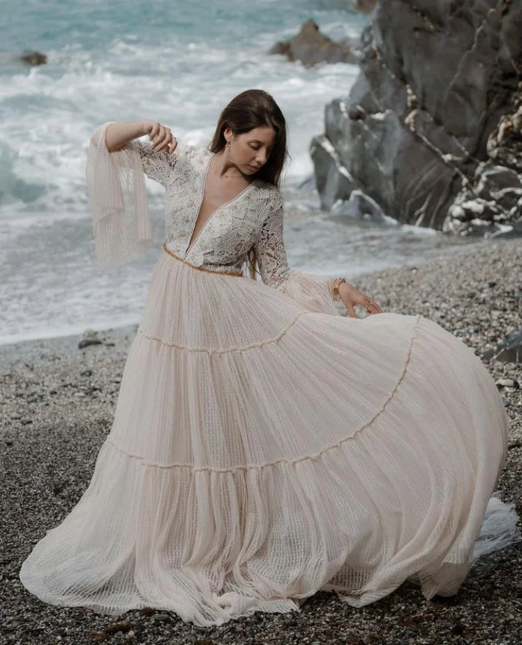 Vintage Beach Böhmen Hochzeitskleid Punkt Tüllfalten sexy Deep V Open Rücken Spitze Glocken Ärmel einzigartige Brautkleider