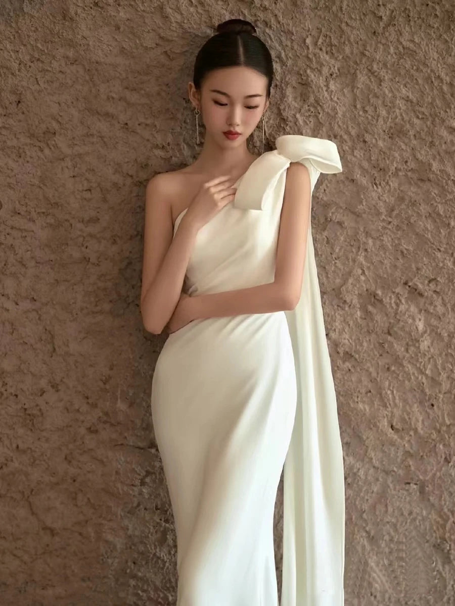 Robe de luxe en Satin blanc, asymétrique épaule dénudée, tenue de mariage élégante, longue, pour bal de promo, soirée d'invités, robe d'été pour femmes