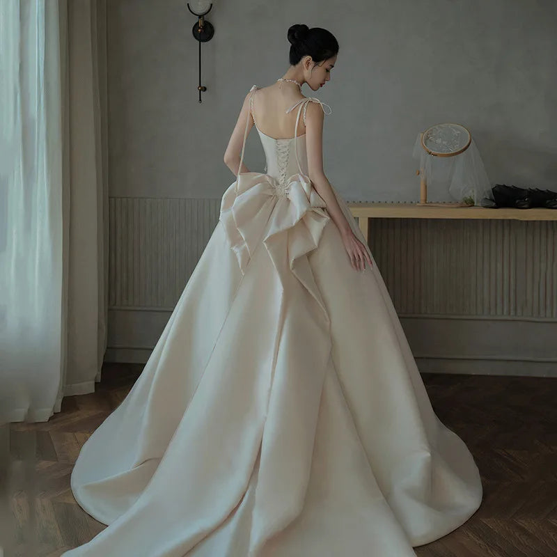 Luxus französische weiße Satin nachfolgend Braut Hochzeitskleid sexy Hosenträger Rückenless Ballkleid Hochzeit Abend Abschlussballkleider für Frauen