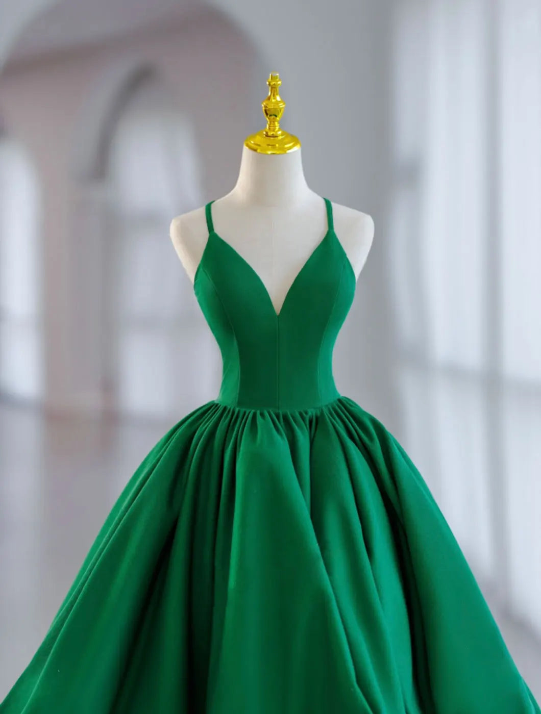 Green Prom Dresses Ball Gown Satin Spaghetti Strap V Neck Sleeveless Formal Party Graduation Special Occasion Evening Gowns