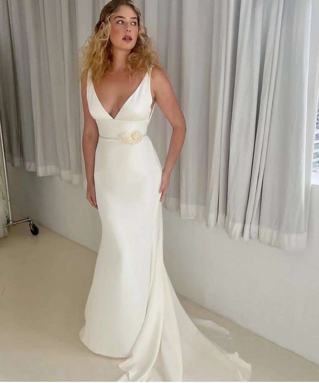 Seksowna sukienka ślubna syreny w szyku w stylu V Spaghetti Satyna Seksowna bez pleców suknie ślubne przecinane, aby mierzyć elegancką szatę de Mariee