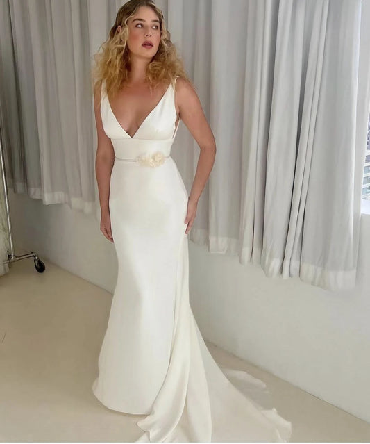 Seksowna sukienka ślubna syreny w szyku w stylu V Spaghetti Satyna Seksowna bez pleców suknie ślubne przecinane, aby mierzyć elegancką szatę de Mariee