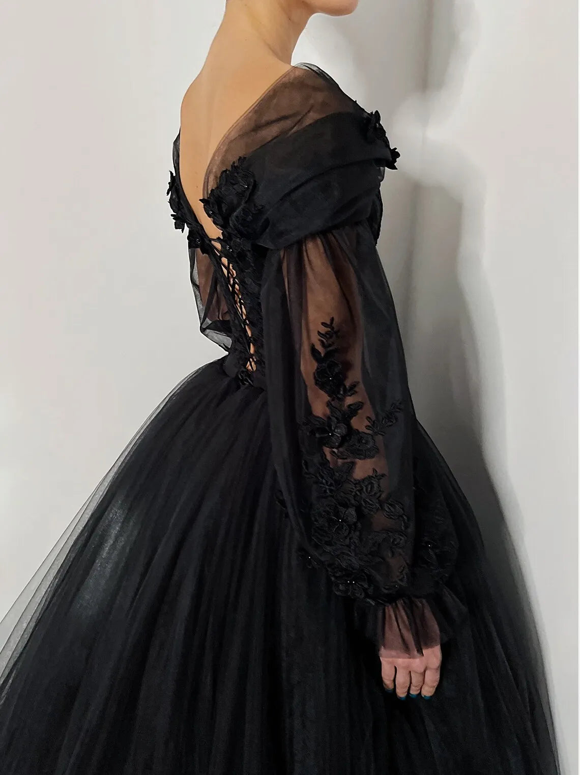 Vestidos de Noche negros Goethe Apliques de encaje tul con hombros descubiertos mangas completas acampanadas una línea larga tren capilla vestidos de fiesta de graduación