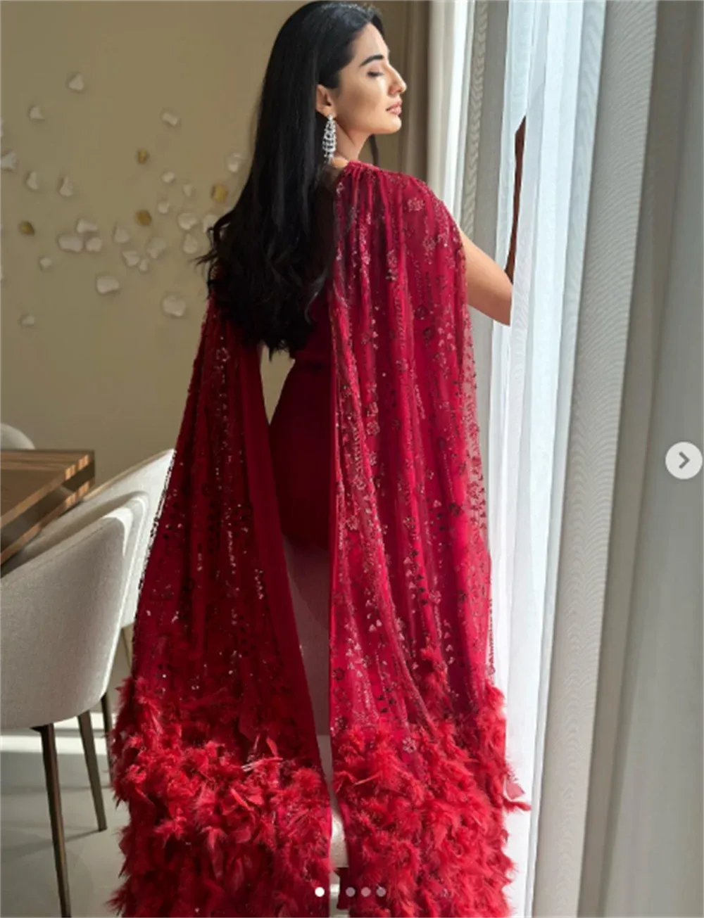 Luxury Burgundy Mermaid فساتين السهرة With Feathered Shawl Sexy Fishtail With Cape Sleeve Prom Gown Trumpet Evening Dress