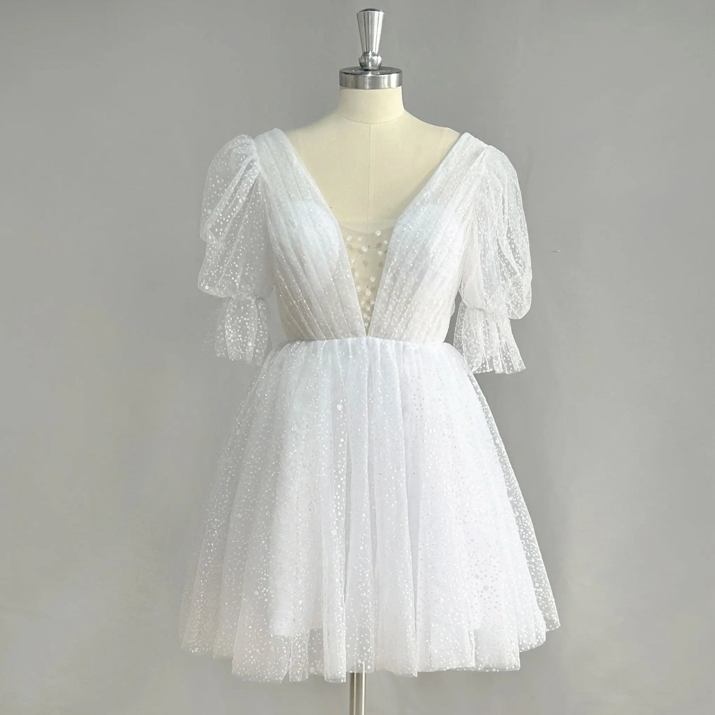 Mangas de sopro de sopa de tule brilhante Mini vestido de noiva curto V de pescoço de costas acima do joelho vestido de noiva brilhante