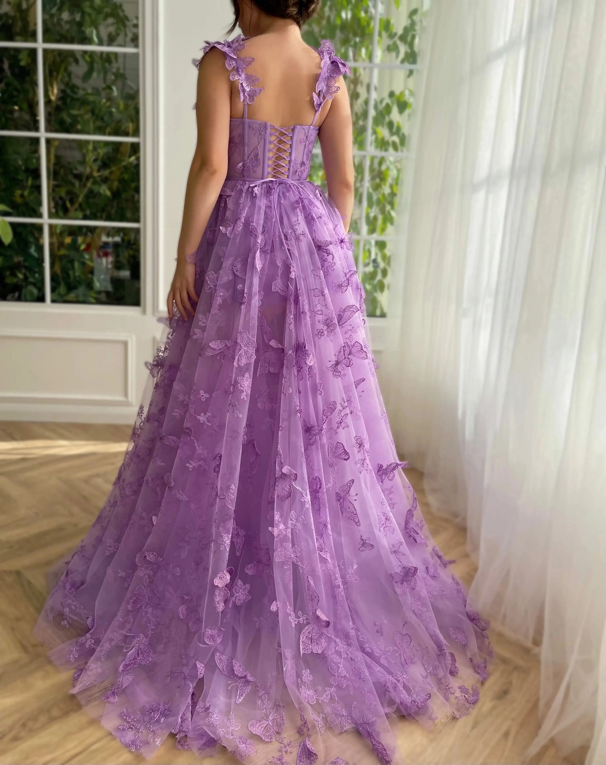 Robe de bal en dentelle lilas, bretelles spaghetti papillon