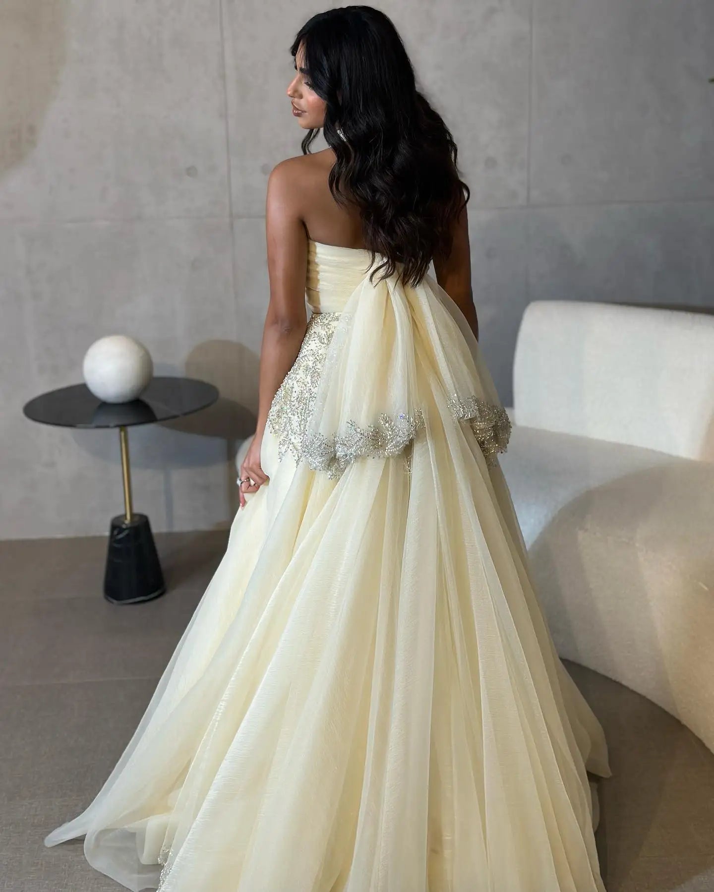 Halter arabo saudita Beige Dubai Abito da sera per Donne Wedding Luxury Crystal Dubai Abiti da festa del ballo lungo