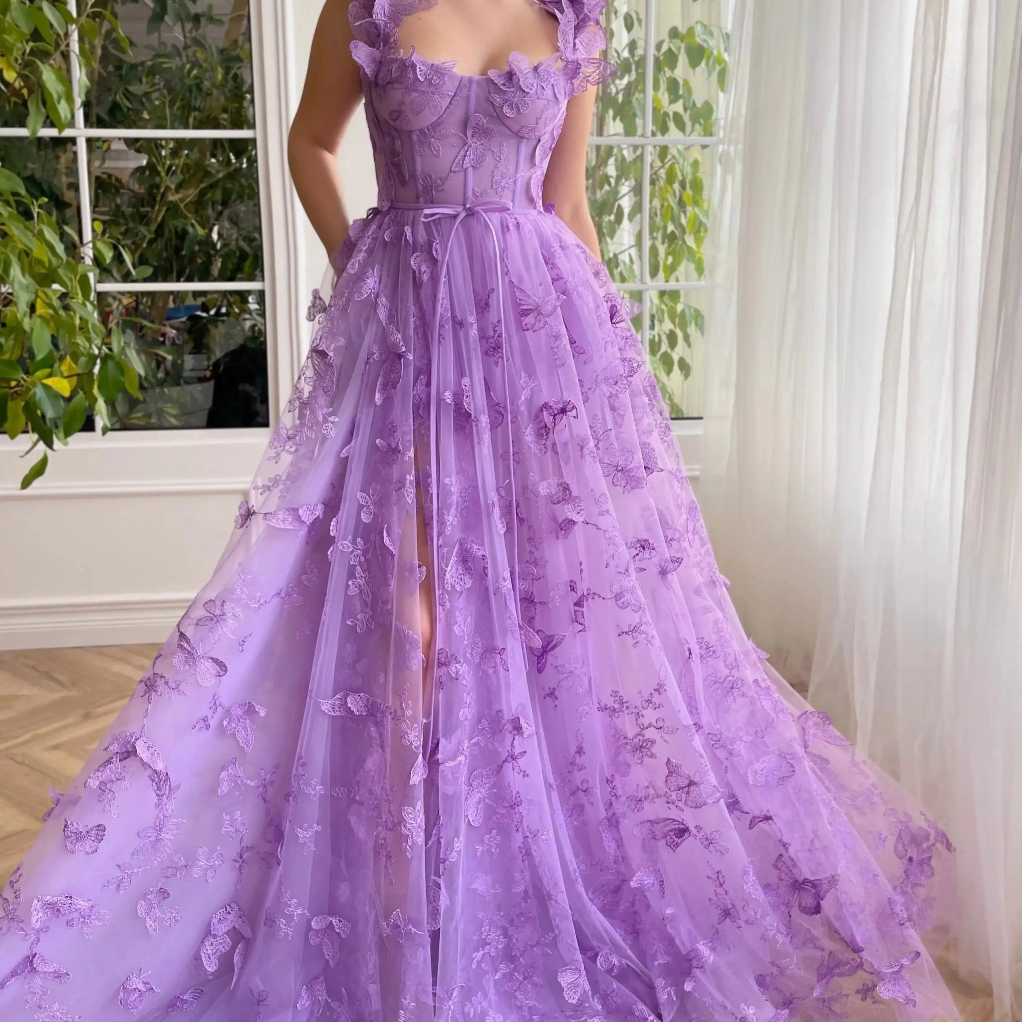 Robe de bal en dentelle lilas, bretelles spaghetti papillon