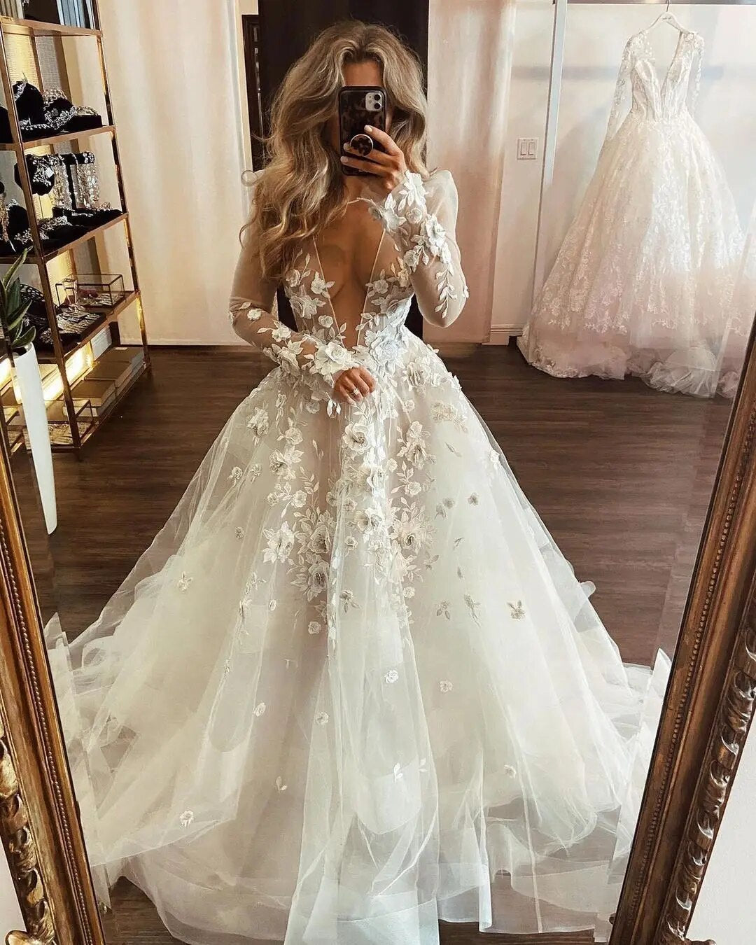 V Hals eine Linie Hochzeitskleid Applikationen Bräute Kleid Tüll Langarmes Hochzeitskleid Court Zug Brautkleid