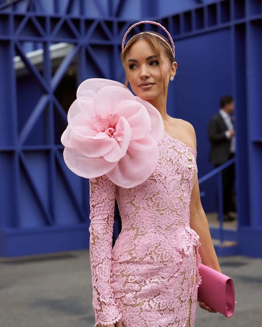 Vestidos de fiesta de un hombro de encaje rosa modesto con abertura de flor grande en 3D, longitud del té, vestido de fiesta Formal para mujer, vestidos de invitados de boda