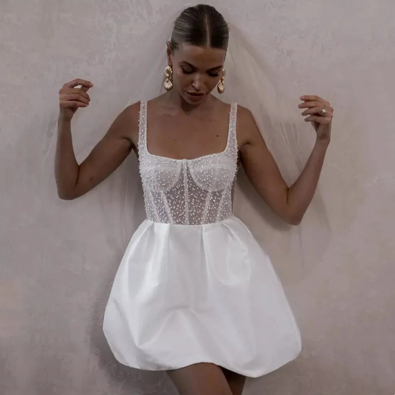 Mini moderno abito da ballo in alto abito da sposa bianco vestito quadrato collare perle spaghetti cinghia sexy senza schienale con abito da sposa bottoni