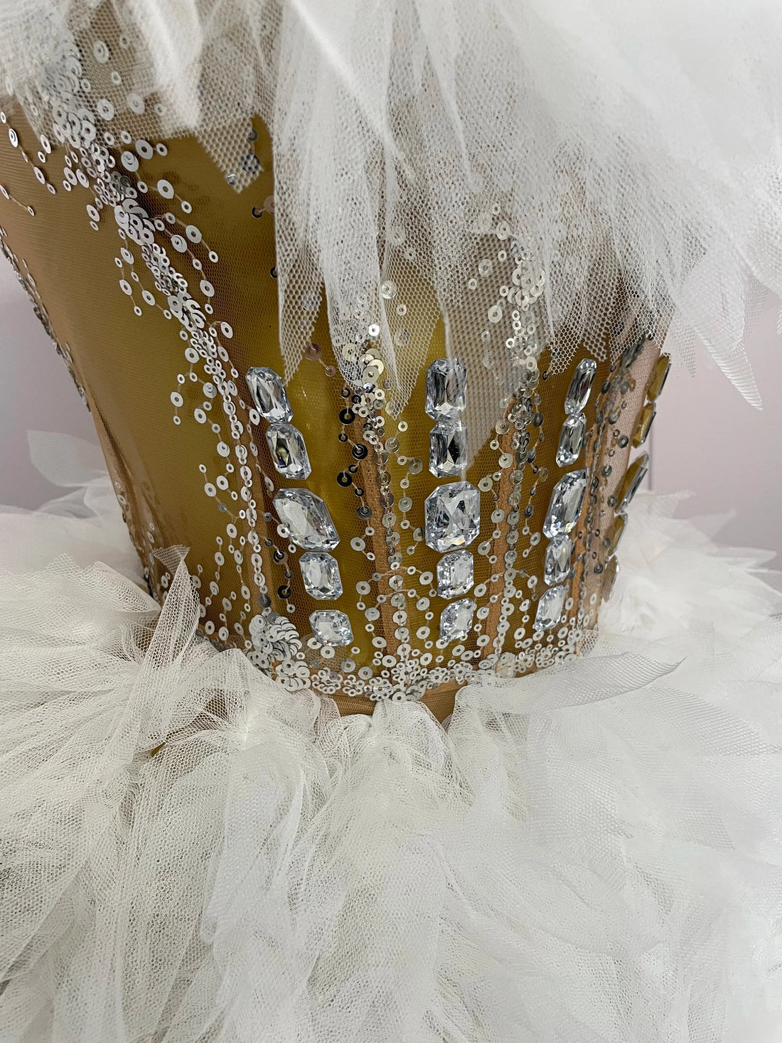 Women Sexy Backless Strap Mesh Fluffy Skirt 2 Pieces Diamond Sequins Stage Performance Costume Birthday Party Shooting Dress WHITE